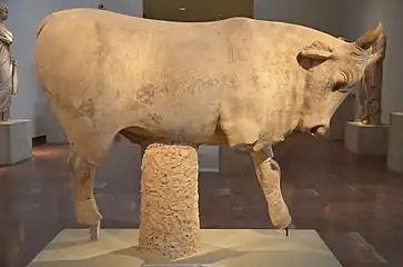 Toro de mármol dedicado a Zeus por Regila, esposa de Hérodes y sacerdotisa de Deméter Kharmine