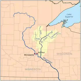 El río St. Croix también delimita parte de su frontera oeste —con Minnesota— hasta desaguar en el Misisipi