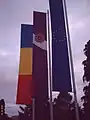 La bandera de la ciudad entre las banderas de Rumanía y de la Union Europea