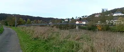 Puente junto a Weilerbach sobre el río Sûre que separa Luxemburgo de Alemania.