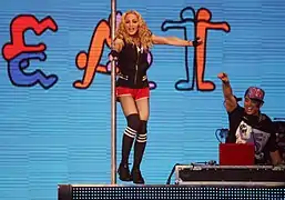 Madonna durante el Sticky & Sweet Tour. De fondo, se pueden apreciar figuras inspiradas en su amigo Keith Haring.