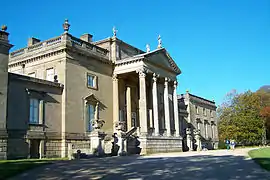 Stourhead, mostrando las alas posteriores y pórtico añadido al diseño de Campbell en 1840