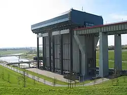 El puente canal del Sar (2002) que lleva al ascensor funicular de Strépy-Thieu en Bélgica.