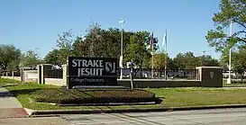 Entrada del Strake Jesuit College Preparatory