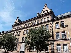 Edificio del antiguo cuartel Ganeval, ocupado por los Compañeros del Deber.