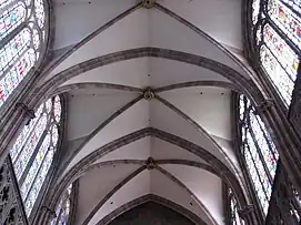 Arcos perpiaños que sostiene la bóveda cuatripartita de la catedral de Estrasburgo