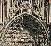 Arquivoltas rodeando un tímpano gótico de la fachada oeste de la catedral de Estrasburgo, Francia.