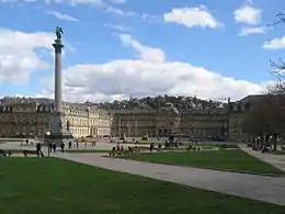 Schlossplatz con el Nuevo Palacio