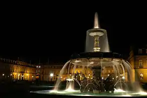 Fuentes en frente del palacio por la noche