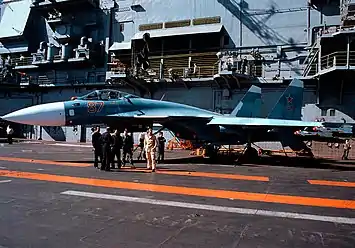 Un Sukhoi Su-33 sobre el portaaviones Almirante Kuznetsov