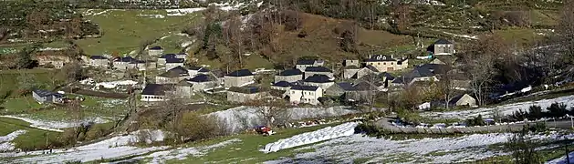 Suarbol fue reconstruido en piedra y pizarra tras un incendio.