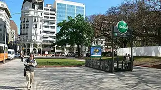 Salida de la estación Tribunales en la Plaza Lavalle.