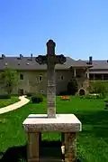 Cruz en el patio del monasterio