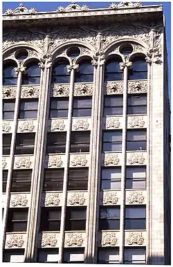 Fachada del Bayard–Condict Building de Louis Sullivan (construido entre 1897–99) en el 65 de Bleecker Street entre Broadway y Lafayette Street