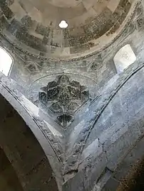 Trompa decorada con muqarnas del caravanserai Sultanhan. Aquí la trompa propiamente dicha, que soporta la cúpula, es el arco semicircular poco visible dispuesto sobre las muqarnas. Las muqarnas son solo un adorno bajo la trompa imitando una estructura portante en voladizo