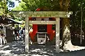 Un inusual kaku-torii (角鳥居, 'kaku-torii'?  lit. torii cuadrado) en Sumiyoshi Taisha: el nuki no sobresale y todos los miembros son cuadrados en la sección