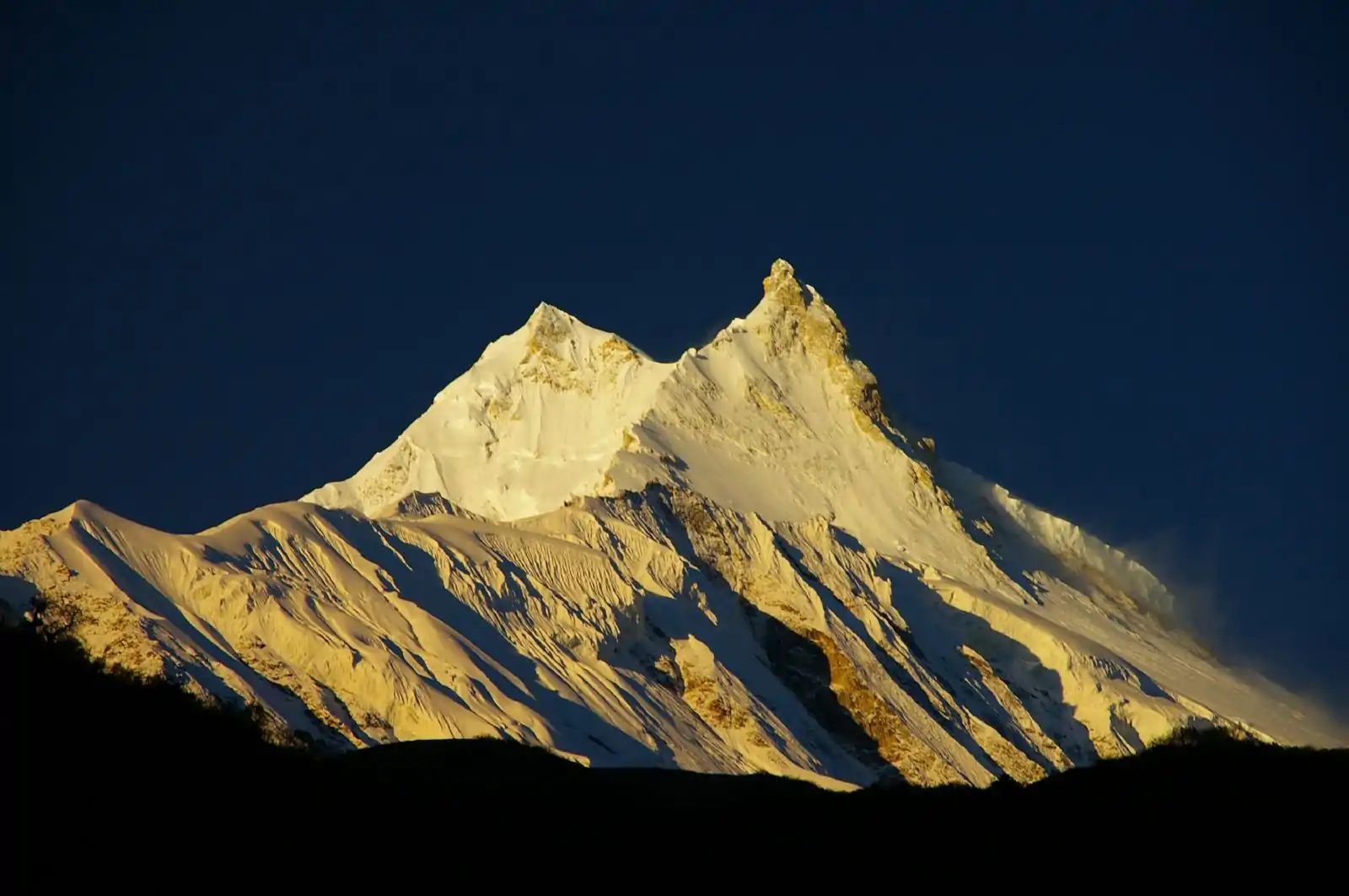 Manaslu und Ostgipfel (rechts)