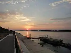 Atardecer en un muelle de Lom. La otra ribera es Rumania.