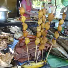 Anticucho de suri (Iquitos, Perú)