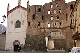 Porta Savoia. A la izquierda, la catedral.