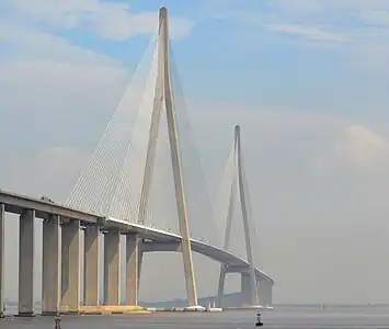 El puente de Sutong que une Nantong con Suzhou fue uno de los puentes atirantados más largos cuando fue acabado en 2008.