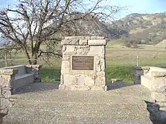 Un monumento en la base de las montañas indicando que John C. Fremont acampó en las cercanías.