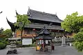 Tejado Xieshan con alero simple en la sala de Los Tres Puros en el Templo de Xuanmiao en Suzhou, Jiangsu, China