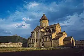 Catedral de Svetitsjoveli (1010-1029) de Mtsjeta, una iglesia georgiana ortodoxa que es uno de los destinos turísticos más populares del país y Patrimonio de la Humanidad.