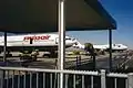 El avión involucrado en el accidente, fotografiado en abril de 1998 con una librea nueva y junto a un Boeing 747 de British Airways.