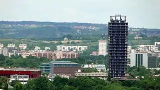 Szkieletor con la ciudad de Cracovia en el fondo.