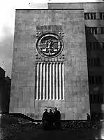 Águila de Szukalski en el edificio de oficinas para discapacitados en Katowice, 1938-1939 (el bajorrelieve fue destruido durante la Segunda Guerra Mundial)