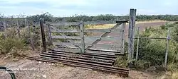 Tranquera en los campos cercanso a Vintter construida con durmientes y vías que pertenecieron al ramal de la remolacha.