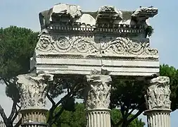 Detalle de los capiteles y el friso de las columnas.