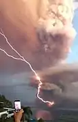 Rayos en el volcán Taal