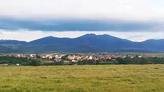 Montaña de La Mujer Muerta vista desde la localidad, abajo Tabanera del Monte