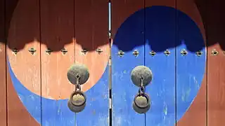 Motivo taegeuk pintado en la puerta de una casa de Naju