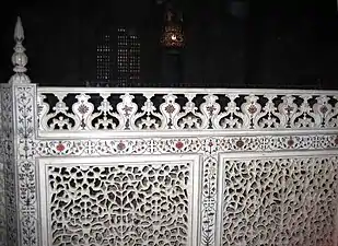 Detalle de pantalla de mármol Jali alrededor de cenotafios reales, Taj Mahal