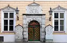 Portal de la Casa de las Cabezas Negras, en Tallin.