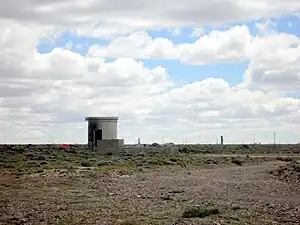 Tanque de agua sin su recipiente de metal en la ex estación Pampa del Castillo. A su costado está el aljibe de gran profundidad para abastecer del preciado líquido aún intacto.