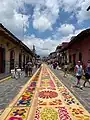 Decoración hecha de aserrín por los habitantes para la celebración de la fiesta patronal