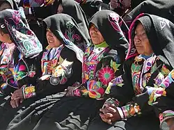 El arte textil de la isla de Taquile en el Lago Titicaca - Perú Perú.