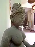 Estatua de Tara en arenisca del siglo IX, con una pequeña figura de Amitabha sentada en su cabello por encima de la frente.