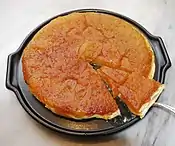 Tarte Tatin es una tarta invertida en la que la fruta (principalmente manzanas) se carameliza en mantequilla y azúcar antes de que la tarta se hornee.