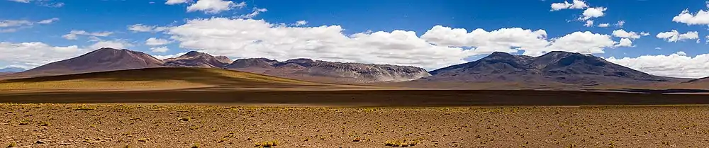 a la derecha el Volcán Tocorpuri