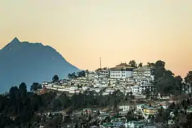 El monasterio de Tawang en Arunachal Pradesh, construido en el siglo XVII, es el monasterio más grande de la India y el segundo más grande del mundo después del Palacio Potala en Lhasa, el Tíbet.