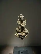 Músico celestial sentado, templo de Yugeumsa. Dinastía Silla unificada. Bronce dorado, altura 12 cm. Museo Nacional de Corea