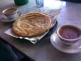 Paratha servido con té.