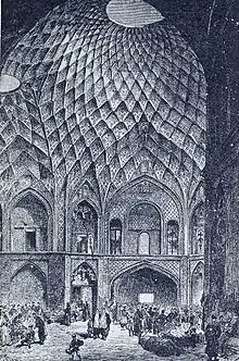 Teemcheh-e Amin o Dowleh, bazar de Kashan, años 1800. Arquitectos persas usaron estas estructuras para disminuir las temperaturas de forma natural, regular la luz solar y ventilar los espacios interiores durante el día.