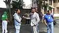 Reportero de Teletica entrevistando votante