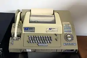 Equipo de teletipo o télex para la transmisión en tiempo real de texto mecanografiado en un sistema público de telecomunicaciones conmutado.